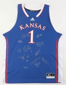2025 Kansas Jayhawks Team-signiertes Trikot von (12) mit Dajuan Harris Jr., Zeke May - Bild 1 von 3