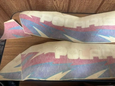 NOS CALCOMANÍA PUERTA COMP DERECHA/IZQUIERDA Polaris SL 750 1994 7074285 7074284 Foto 1 de 4