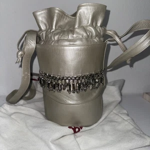 One Kind 1/1 Stuart Weitzman Schuhkette Anhänger Bucket Bag Leder Farbe Champagner - Bild 1 von 9