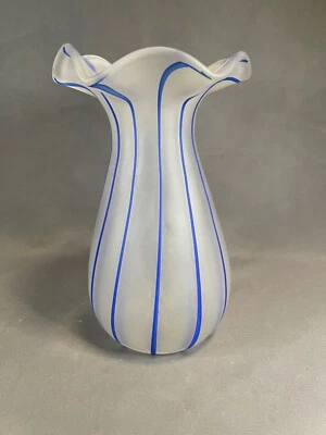 Jarrón de vidrio Pier 1 Imports azul satinado rayas caramelo con borde festoneado 5414 Foto 1 de 4