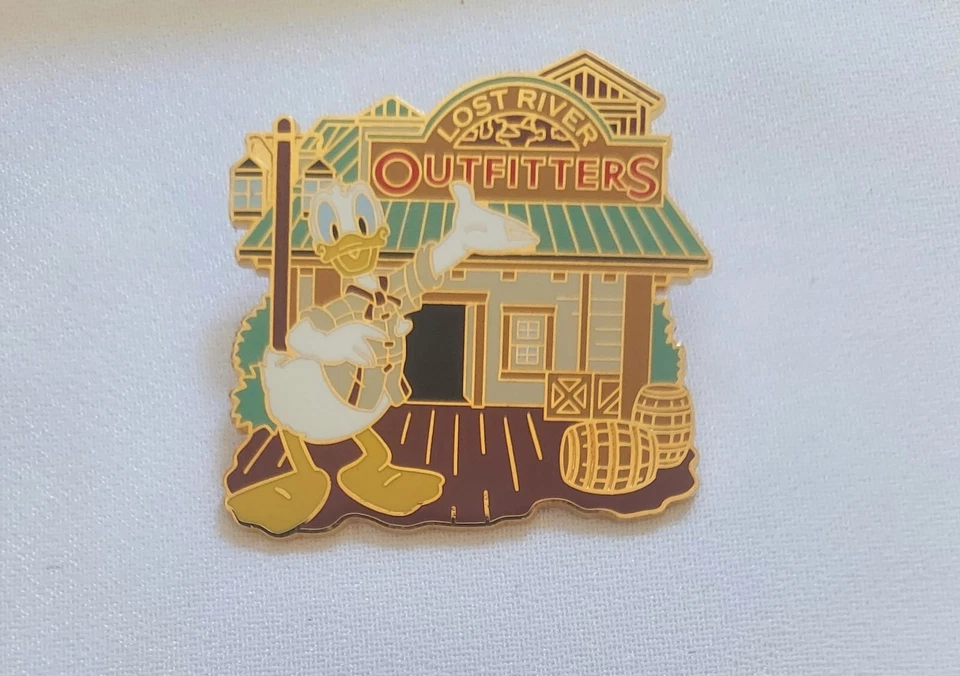 Prendedor mensual 2015 del Pato Donald Lost Rivers Outfitters de los parques de Disney Foto 1 de 3