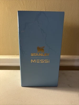 Jarra de paja abatible Messi x Stanley 1913 IceFlow 64 OZ Flujo de hielo azul Foto 1 de 4