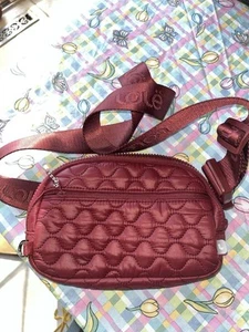 Lolë QUILTED Crossbody Red / Nylon / Unisex Belt - Shoulder Bag - Excellent - Picture 1 of 3