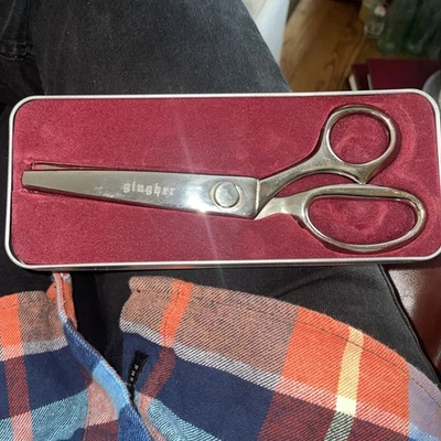 Gingher 7 1/2 pulg. Tijeras rosadoras en estuche metálico Foto 1 de 3