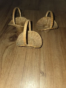 3 mini cestas de mimbre vintage favoritas para casa de muñecas artesanales - Imagen 1 de 5