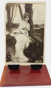 CARTOLINA POSTALE Vintage 1927 Lettonia Dzeja Ragazza sul Fiume Francobollo 6 Santim - Foto 1 di 7