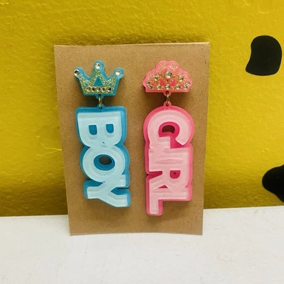 Brincos de coroa MENINO MENINA | Chá de bebê revelação de gênero acrílico pendurado - Imagem 1 de 4