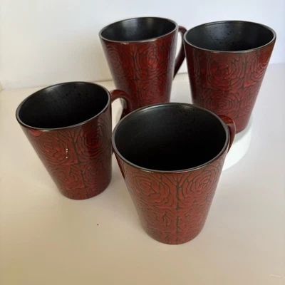 Juego de cuatro tazas de gres Yardley con patrón de rosa carmesí Foto 1 de 4