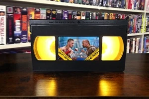 WWE John Cena VS The Rock (World Wrestling Entertainment) VHS Lampe + Fernbedienung - Bild 1 von 2