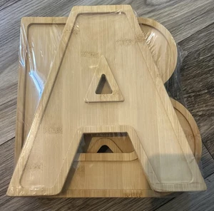 Baby Shower Serviertabletts - 4er Set Holz 9" Wurstwaren Bretter, Baby Buchstaben - Bild 1 von 2