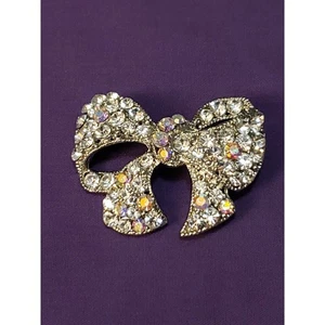 Silver Tone Bow Shaped Brooch Pin With Aurora Borealis And Clear Rhinestones - Bild 1 von 7