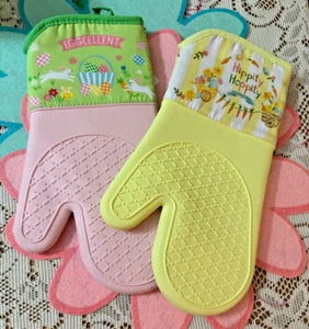 Set of 2: pink, yellow silicone EASTER OVEN MITTS ”EGGCELLENT” “HIPPITY HOP” - Picture 1 of 3