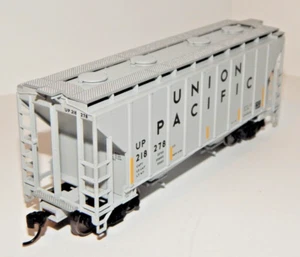 Walthers HO #910-7997 UP 37' 2980 cu ft 2-bay Covered Hopper #218278 NEW - Picture 1 of 6