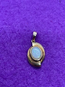 JUEGO COLGANTE FLOTANTE ORO AMARILLO 9 CT 9 QUILATES ÓPALO BLANCO VINTAGE 1,6 G USADO - Imagen 1 de 2