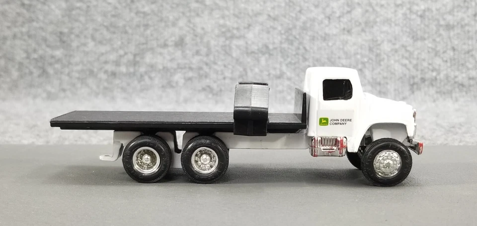 Vintage Ertl 1:64 IH international 10 wheel flatbed farm JOHN DEERE - Image 1 of 4