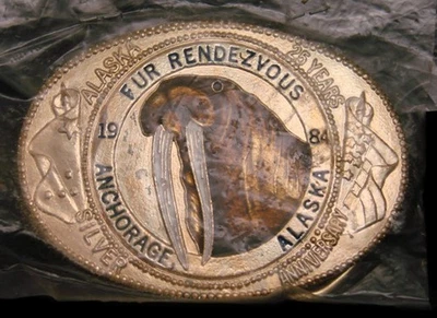 KB04112 *NOS* 1984 **CITA DE PIEL DE ALASKA** HEBILLA DE CINTURÓN DORADO FESTIVAL RONDY Foto 1 de 2