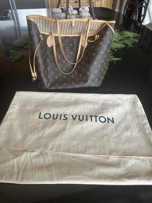 LOUIS VUITTON Neverfull MM M46975 PRECIO DE VENTA SUGERIDO POR EL FABRICANTE $2,170 Foto 1 de 4