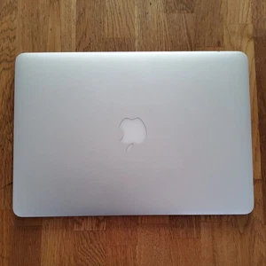 Apple MacBook Air 13.3" A1466 Intel Core i5 2.2Ghz 8GB RAM - 2015 - Afbeelding 1 van 12