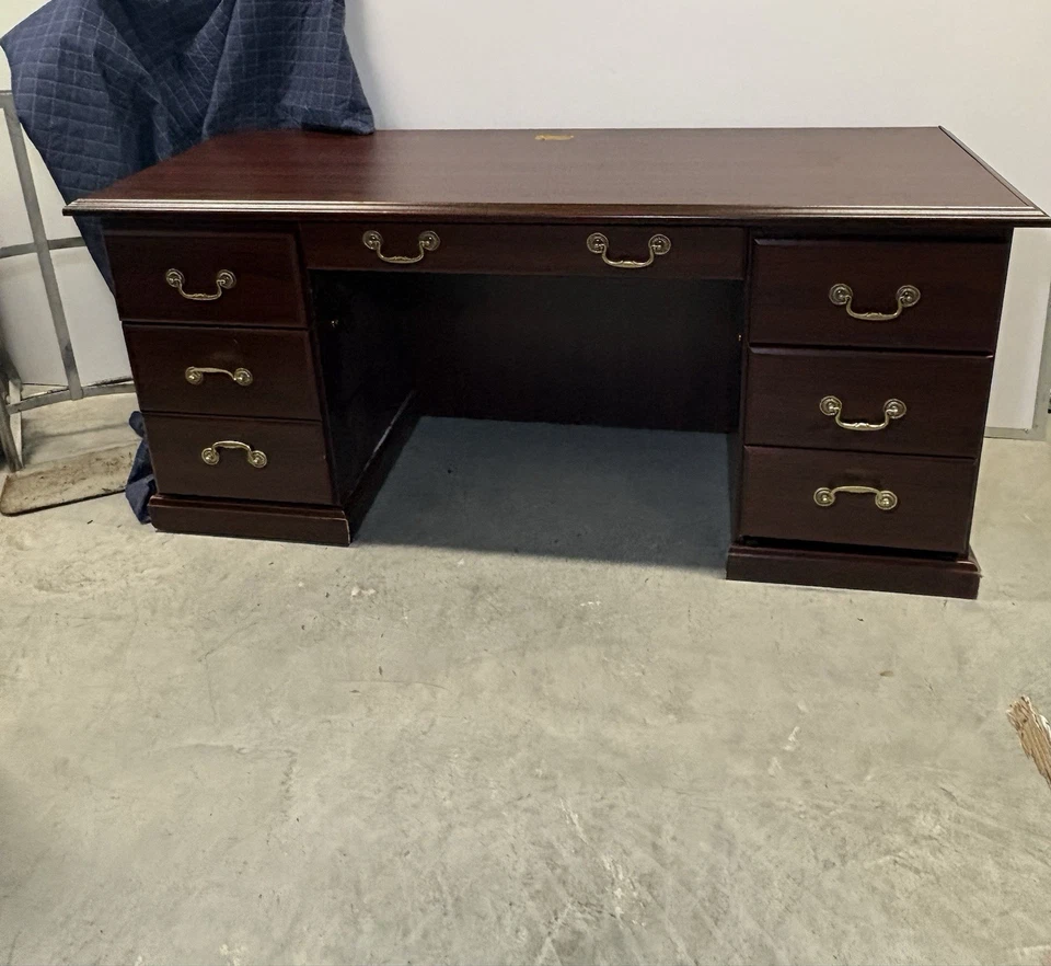 🔥 Stunning Tradition Mahogany Desk 7 Drawers – Elegant & Classic ✨ - Image 1 of 4