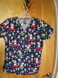 WOMAN'S SNOWFLAKES AND BEARS THEMED SCRUB TOP SHIRT SIZE MEDIUM - Picture 1 of 3