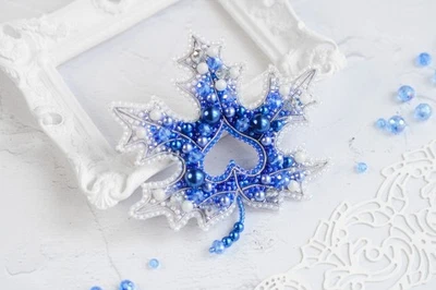 Perlenstickerei-Set „Frosty Aurora“ – DIY Brosche Ahornblatt, Schmuck Bastelset - Bild 1 von 4