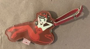 Red Devil Cowgirl Gepäckanhänger von Fluff Los Angeles - Bild 1 von 5