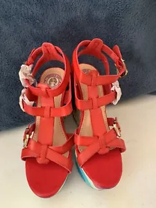 NICOLE LEE SUZY OFFENE ZEHEN RIEMENSANDALEN KEIL ROT GRÖSSE 6,5 NEU OHNE ETIKETT - Bild 1 von 8