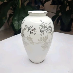 Vera Wang Wedgwood Vera Lace Fine Bone China Vase Excellent Condition - Picture 1 of 13