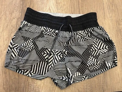 Pantalones cortos de running para mujer Saucony negros/blancos forrados geométricos talla mediana Foto 1 de 3