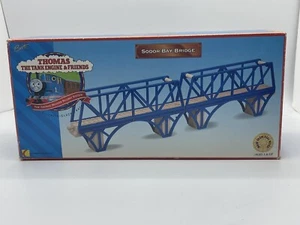 THOMAS & FRIENDS FERROVIA IN LEGNO SODOR BAY BRIDGE - NUOVO CON SCATOLA LTD 1996 - Foto 1 di 12