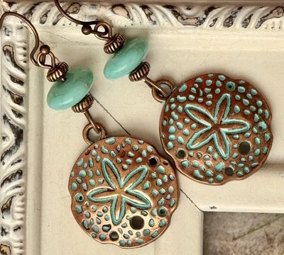 Brincos de dólar de areia de pátina gravados. Oceano. Costa. Praia. - Imagem 1 de 3