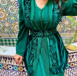 Caftán de terciopelo verde marroquí, elegante caftán bordado a mano, hecho a medida - Imagen 1 de 3