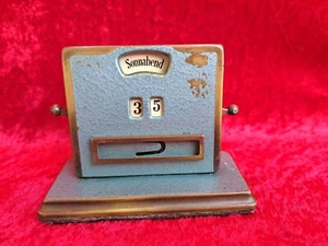 bonito calendario de mesa antiguo, latón - Imagen 1 de 6