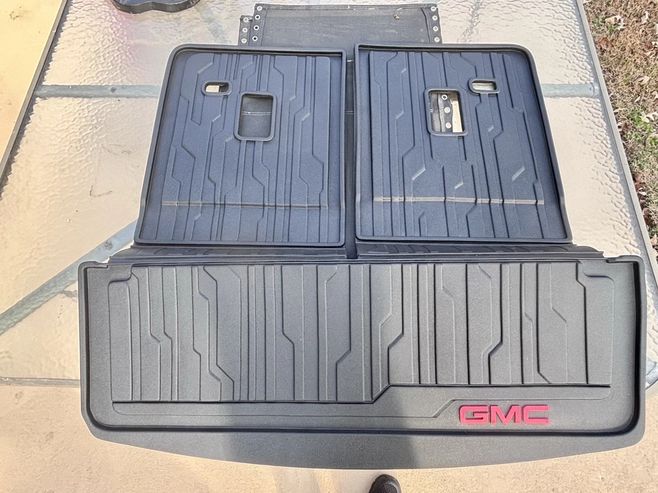 GMC Acadia 2017-2023 asiento trasero integrado revestimiento de carga 84938211 negro con logotipo OEM Foto 1 de 2