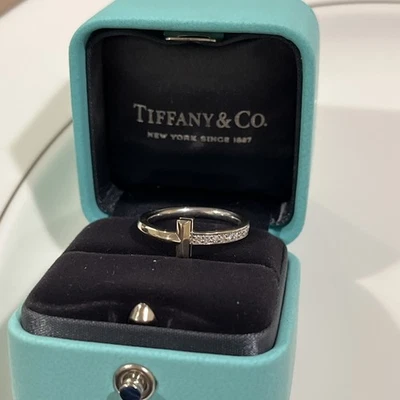 Anillo Tiffany & Co. T de diamantes de oro blanco de 18 k tamaño 5,75 2,4 mm con caja Tiffany Foto 1 de 4