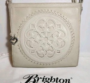 BRIGHTON FERRARA WEISS MEDAILLON MAGNETISCH SCHLIESSEN VERSTECKTER ORGANIZER CROSSBODY $450 - Bild 1 von 17
