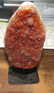 LG. SEHR DUNKLE CITRIN KRISTALL CLUSTER GEODE AUS BRASILIANISCHER KATHEDRALE MIT STAHLSOCKEL  - Bild 1 von 5