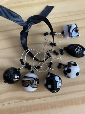 Juego de 6 divertidos anillos con dije de copa de vino FORMAS BLANCAS Y NEGRAS.   Foto 1 de 3