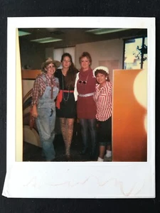 foto Polaroid anni 90 Halloween ufficio donne al lavoro - Foto 1 di 1