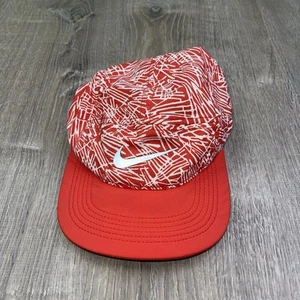 Gorra Nike 5 Panel Dri Fit AW84 Coral Rojo/Blanco Abstracto Reflectante Ajustable - Imagen 1 de 12