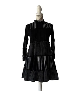Vestido Babydoll Negro Zara en Niveles, Manga Larga Cuello Alto, Contraste, Talla XS - Imagen 1 de 21