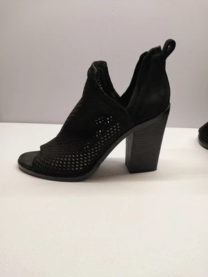 Botas Vince Camuto Kensa perfuradas 8,5M preto boho chique caprichota motociclista core - Imagem 1 de 4