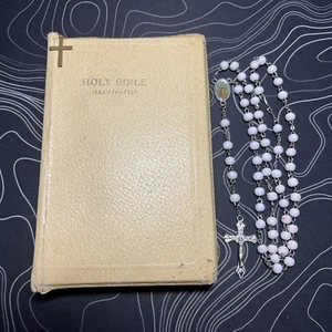 KJV Holy Bible Illustrated Zip Up World Publishing Company White w/ Rosary - Picture 1 of 13