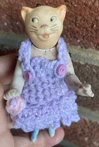 BISQUE HERTWIG CARL HORN MINIATUR Jtd 4" Katze lila gehäkeltes Kleid! - Bild 1 von 11