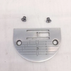 Máquina de coser Singer 237 M-A de colección parte: placa de garganta de aguja con tornillos - Imagen 1 de 3