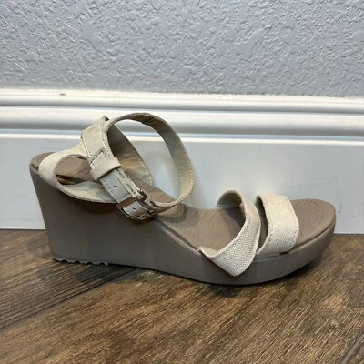 Sandalia de cuña al tobillo Crocs beige para mujer 10 avena hebilla estilo Leigh II 11382 Foto 1 de 4