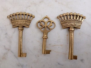 Lote de 3 llaves de cerradura de muebles antiguos vintage en latón dos con forma de corona - Imagen 1 de 14