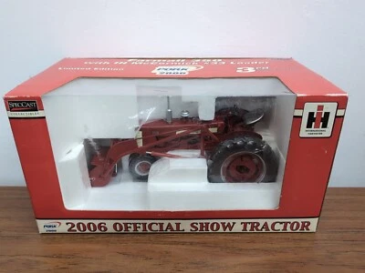 Farmall 350 Tractor w/ IH #33 Loader 1/16 2006 Pork Expo SpecCast - Image 1 of 3