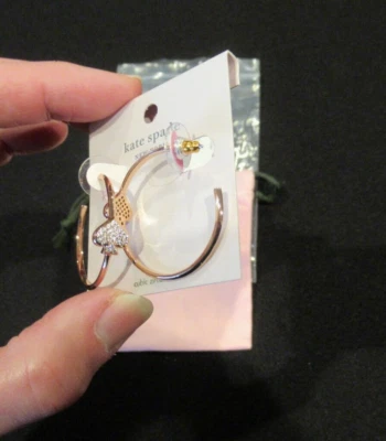 Pendientes, postes Kate Spade New York pave' lazo pala logo Foto 1 de 4