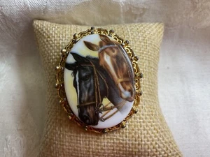 Colgante ovalado doble cabeza de caballo de porcelana vintage - Imagen 1 de 10